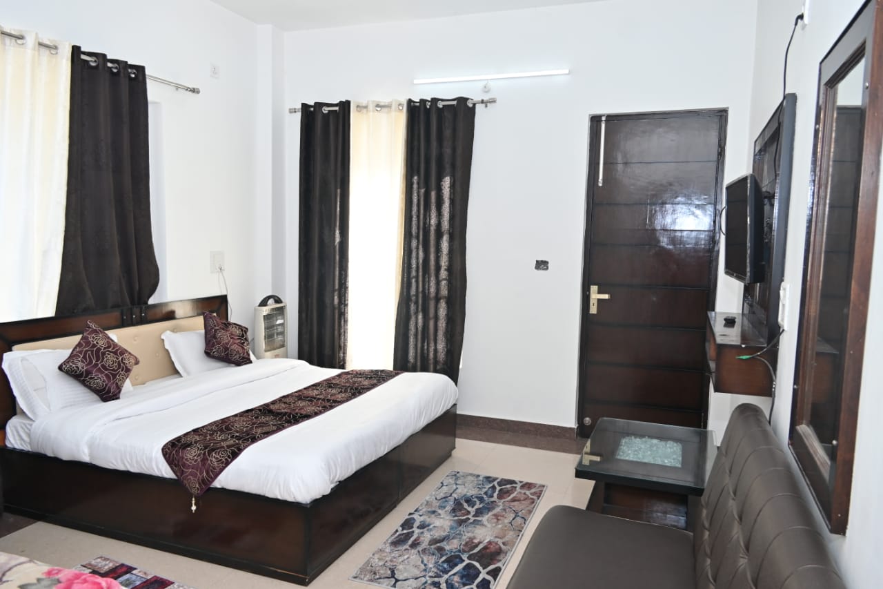 Uttarkashi hotel with parking and meals